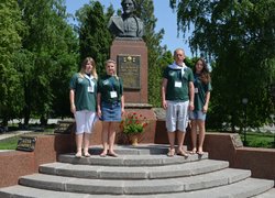 Біля пам'ятника С.Колпаку